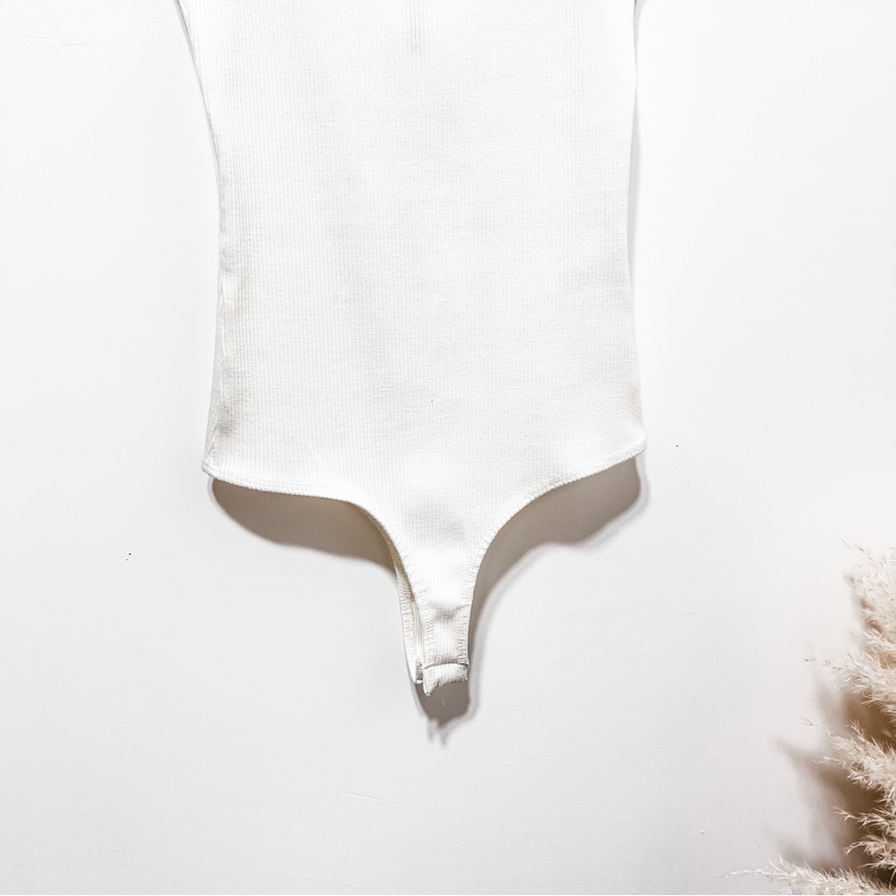 Jolie Ruffle Strap Ribbed Bodysuit Size M in White - Picture 9 of 12